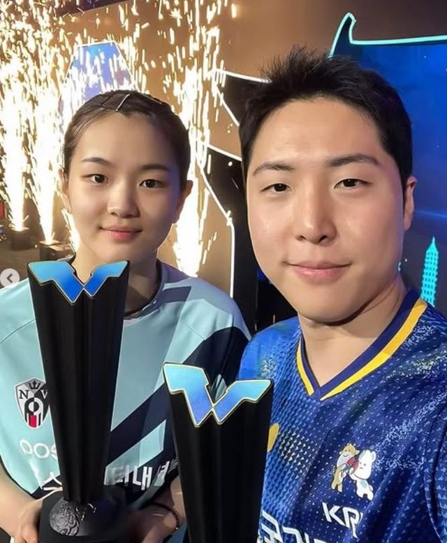 김나영(왼쪽)-임종훈이 12일 중국 타이위안 빈허스포츠센터에서 열린 WTT 컨텐더 타이위안 2025 혼합복식 결승전에서 승리해 금메달을 차지한 뒤 기념촬영하고 있다.&nbsp;사진출처｜WTT 공식 SNS