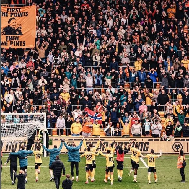 울버햄턴 선수들이 13일(한국시간) 영국 몰리뉴 스타디움에서 벌어진 토트넘과 2024~2025시즌 잉글랜드 프리미어리그(EPL) 32라운드 홈경기에서 4-2로 이긴 뒤 팬들과 승리를 자축하고 있다. 울버햄턴은 4연승을 달리며 EPL 잔류에 바짝 다가섰다. 다만 이날 관심을 끈 손흥민(토트넘)과 황희찬(울버햄턴)의 코리안 더비는 손흥민의 발 타박상 결장으로 무산됐다. 사진출처｜울버햄턴 공식 SNS