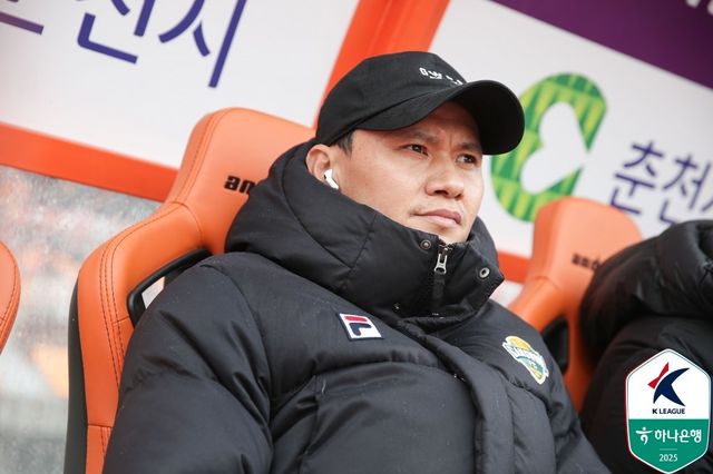 정경호 강원 감독이 13일 춘천송암스포츠타운에서 열린 광주와의 K리그1 홈경기에서 그라운드를 응시하고 있다. 사진제공｜한국프로축구연맹