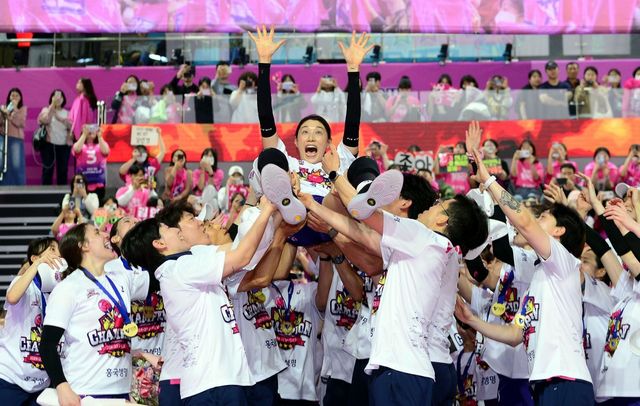 흥국생명 김연경(가운데)는 ‘도드람 2024~2025 V리그’에서 팀의 사상 4번째 통합우승이자 6시즌만의 챔프전 정상 탈환에 앞장섰다. 현역 마지막 시즌을 성공적으로 마친 김연경이 14일 서울 홍은동 그랜드 스위스호텔에서 열릴 V리그 시상식에서 정규리그MVP를 거머쥐어 화려하게 선수생활을 마칠 수 있을 지 귀추가 주목된다. 사진은 8일 인천삼산월드체육관에서 벌어진 정관장과 챔프전 최종 5차전 홈경기에서 세트스코어 3-2로 이긴 뒤 동료들에게 헹가래 받는 모습. 인천｜김민성 기자 marineboy@donga.com