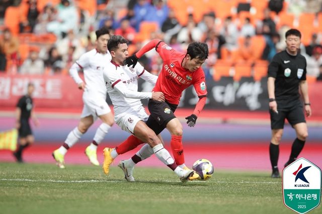 강원은 13일 광주와 홈경기 직전까지만 하더라도 11위로 처져 있었지만, 이날 1-0으로 이겨 3계단이나 순위를 끌어올렸다. K리그1 중위권 팀들의 승점차가 크지 않다는 방증이다. 강원 김강국(가운데)이 광주 헤이스(왼쪽)를 제치고 돌파를 시도하고 있다. 사진제공｜한국프로축구연맹
