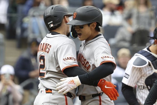 샌프란시스코 이정후(오른쪽)가 14일(한국시간) 양키스타디움에서 열린 양키스와 원정경기 도중 홈런을 치고 동료 윌리 아다메스와 기뻐하고 있다. 뉴욕｜AP뉴시스