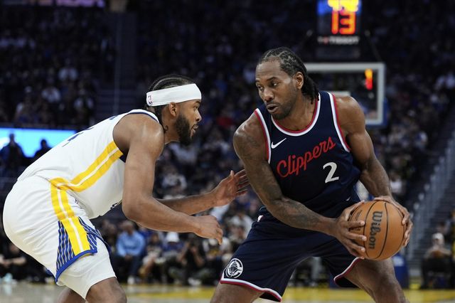 LA 클리퍼스 카와이 레너드(오른쪽)가 14일(한국시간) 체이스센터에서 열린 골든스테이트전에서 모제스 무디를 앞에 두고 공격을 시도하고 있다. LA 클리퍼스가 연장전 끝에 승리하며 골든스테이트를 서부 콘퍼런스 7위로 밀어냈다. 샌프란시스코(미 캘리포니아주)｜AP뉴시스