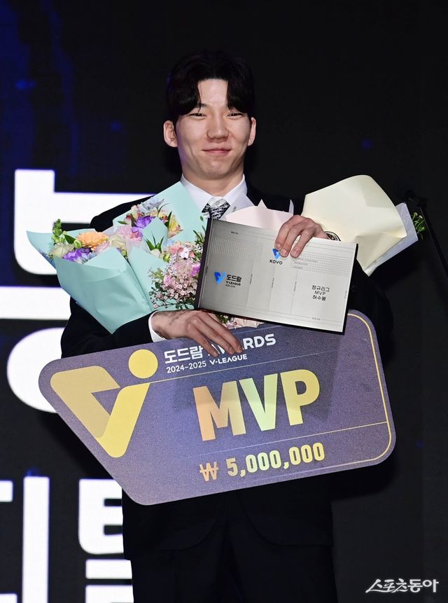 현대캐피탈 허수봉이 14일 서울 서대문구 스위스그랜드호텔에서 열린 ‘도드람 2024-2025 V-리그 시상식’에서 남자부 정규리그 MVP를 수상한 뒤 소감을 말하고 있다. 개인 첫 MVP 수상이다. 주현희 기자 teth1147@donga.com