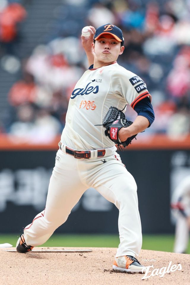 문동주는 한화 영건들 사이에서도 선발투수로 가장 먼저 자리를 잡은 대형 유망주다. 올해 스프링캠프까지만 해도 컨디션을 올리는 데 있어 어려움을 겪었지만, 지금은 팀 5선발로 본 궤도에 오른 모습이다. 사진은 13일 대전 키움전에서 역투를 펼치고 있는 문동주. 사진제공｜한화 이글스