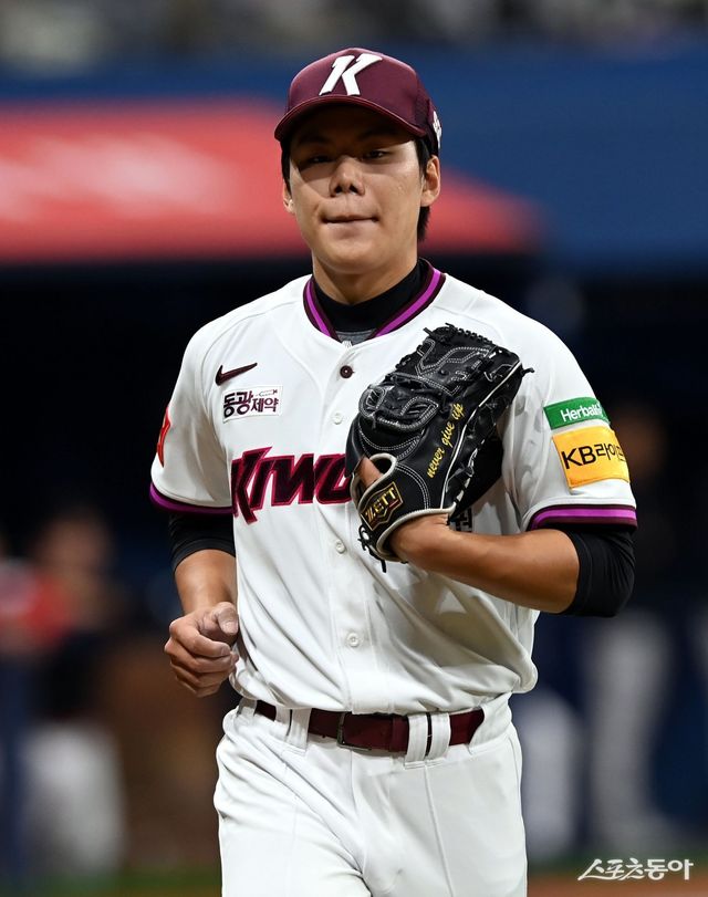 키움 김윤하는 올 시즌 팀의 3선발로 낙점됐지만, 아직 승리를 챙기지 못하고 있다. 그가 등판한 4경기에서 팀이 모두 패한 것도 아쉽다. 지난 시즌 막판 보여줬던 이닝소화능력을 다시 보여줘야 키움 선발진도 경쟁력을 갖출 수 있다. 스포츠동아 DB