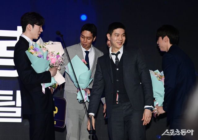 현대캐피탈 허수봉(왼쪽)이&nbsp;14일 서울 서대문구 스위스그랜드호텔에서 열린 ‘도드람 2024-2025 V-리그 시상식’에서 남자부 정규리그 MVP를 수상한 뒤&nbsp;동료들에게 축하를 받고&nbsp;있다. 개인 첫 MVP 수상이다. 주현희 기자 teth1147@donga.com