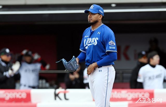 13일 경기도 수원 KT위즈파크에서 ‘2025 신한 SOL 뱅크 KBO리그’ KT 위즈와 삼성 라이온즈의 경기가 열렸다. 2회까지 5실점을 허용한 삼성 선발 레예스가 아쉬워하고 있다. 수원 ｜ 김민성 기자 marineboy@donga.com