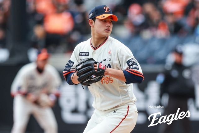 한화 문동주가 13일 대전 한화생명볼파크에서 열린 ‘2025 신한 SOL뱅크 KBO리그’ 키움 히어로즈와 홈경기에 선발투수로 등판해 힘차게 공을 던지고 있다. 개막 전부터 점진적으로 몸 컨디션을 올린 문동주는 이날 처음으로 80개 이상의 투구수를 기록했다. 선발투수의 자격을 증명할 수 있는 100구도 곧 달성할 수 있을 전망이다. 사진제공｜한화 이글스