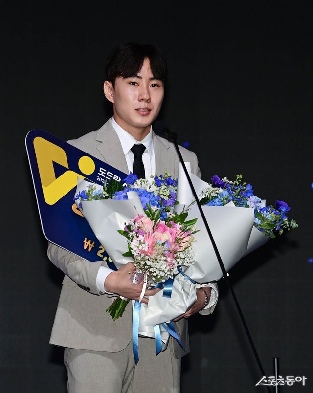 14일 서울 서대문구 스위스그랜드호텔에서 열린 ‘도드람 2024-2025 V-리그 시상식’에서 남자부 영플레이어상을 수상한 우리카드 한태준이 소감을 말하고 있다. 주현희 기자 teth1147@donga.com