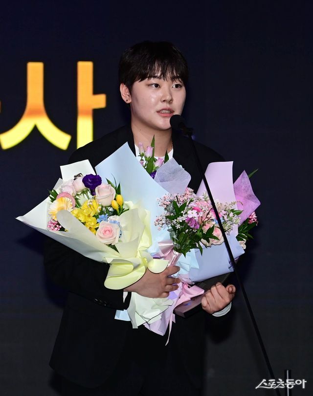 14일 서울 서대문구 스위스그랜드호텔에서 열린 ‘도드람 2024-2025 V-리그 시상식’에서 여자부 영플레이어상을 수상한 한국도로공사 김다은이 소감을 말하고 있다. 주현희 기자 teth1147@donga.com