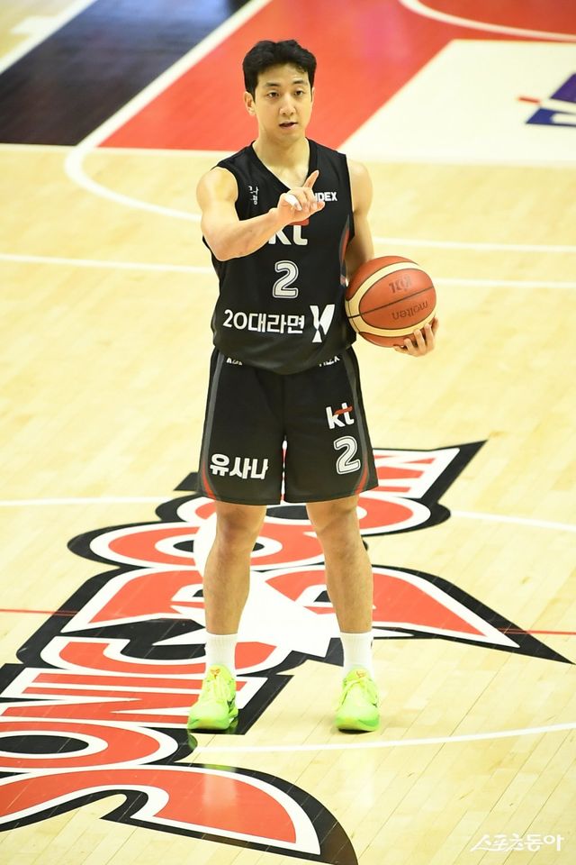 KT 허훈이 14일 수원KT소닉붐아레나에서 열린 가스공사와 6강 PO 2차전에서 18점을 올리며 팀의 75-71 승리를 이끌었다. 1차전 패배를 설욕한 KT는 시리즈 승부를 1승1패 원점으로 돌렸다. 사진제공｜KBL
