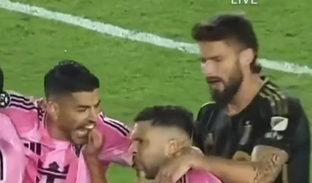 루이스 수아레스(왼쪽)가 10일 미국 플로리다 주의 체이스 스타디움에서 열린 인터 마이애미-LA FC의 2025 CONCACAF 챔피언스컵 8강 2차전 막판 팀 동료 조르디 알바(가운데)의 손을 깨물고 있다. 외신들은 벤치 클리어링 중 자신을 말리던 손이 지루(오른쪽)의 손인 줄 알고 깨물었다고 분석했다. 사진출처｜데일리 미러