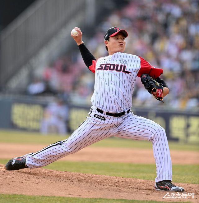 LG 김강률이 알러지성 비염에 따른 고열 증세로 15일 1군 엔트리에서 제외됐다. LG는 우완투수 이지강에게 기존 김강률의 역할을 맡긴다. 스포츠동아 DB