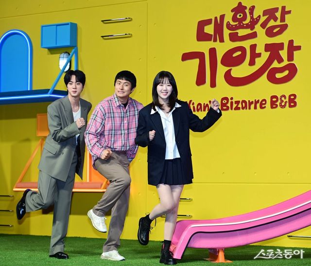 BTS 진, 방송인 기안84, 배우 지예은이 15일 서울 종로구 JW메리어트동대문스퀘어에서 열린 넷플릭스 리얼리티 프로그램 ‘대환장 기안장’ Part2 ‘절찬리 영업중‘ 기자간담회에서 포즈를 취하고 있다. 주현희 기자 teth1147@donga.com