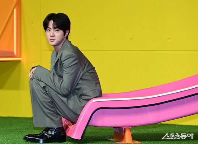 BTS 진이 15일 서울 종로구 JW메리어트동대문스퀘어에서 열린 넷플릭스 리얼리티 프로그램 ‘대환장 기안장’ Part2 ‘절찬리 영업중‘ 기자간담회에서 포즈를 취하고 있다. 주현희 기자 teth1147@donga.com