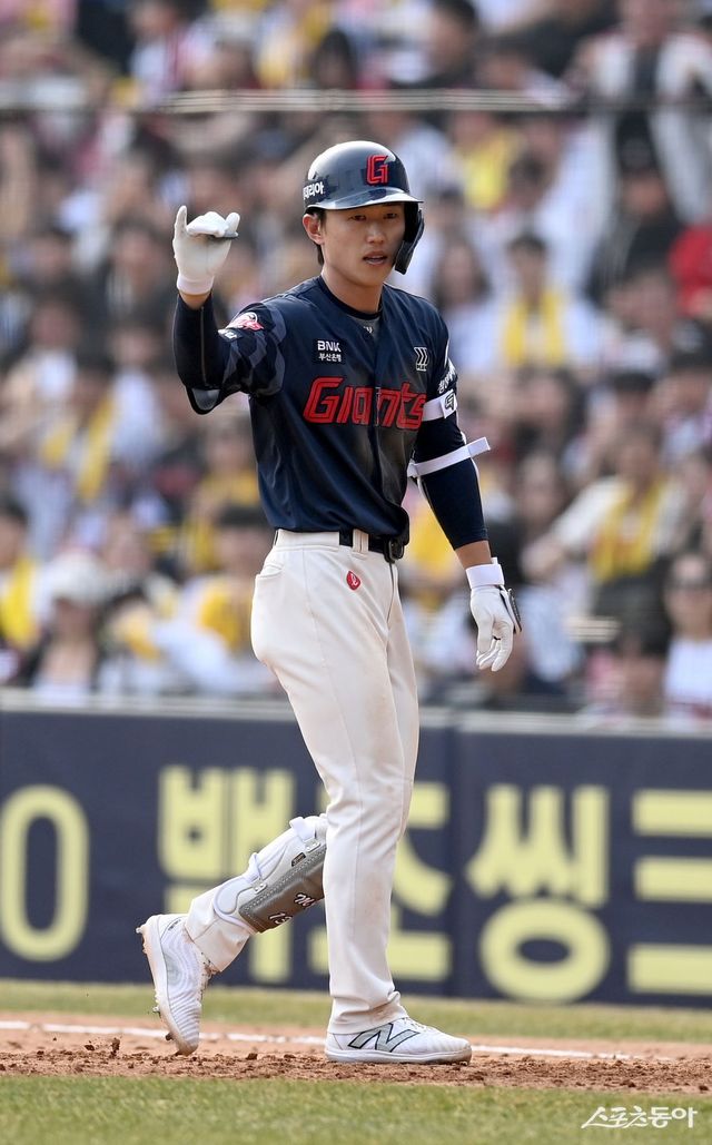 롯데가 유격수 고민을 해소할지 궁금하다. 김태형 감독으로부터 기회를 받은 전민재가 주전 유격수로 자리매김할지 관심이 집중된다. 스포츠동아DB