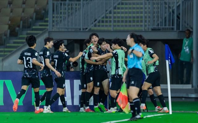 U-17 축구대표팀 선수들이 15일(한국시간) 프린스 압둘라 알파이살 경기장에서 열린 타지키스탄과 2025 AFC U-17 아시안컵 8강에서 정현웅의 선제골이 터진 뒤 한데 모여 기쁨을 나누고 있다. 사진출처｜AFC 홈페이지