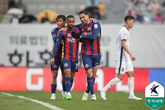 수원FC 싸박(왼쪽 3번째)이 12일 수원종합운동장에서 열린 김천 상무와 ‘하나은행 K리그1 2025’ 8라운드 홈경기에서 전반 37분 선제골을 기록한 뒤 동료들과 기뻐하고 있다. 수원FC는 싸박의 2경기 연속 골에 힘입어 3-2로 승리해 개막 8경기 만에 첫 승을 신고했다. 사진제공｜한국프로축구연맹