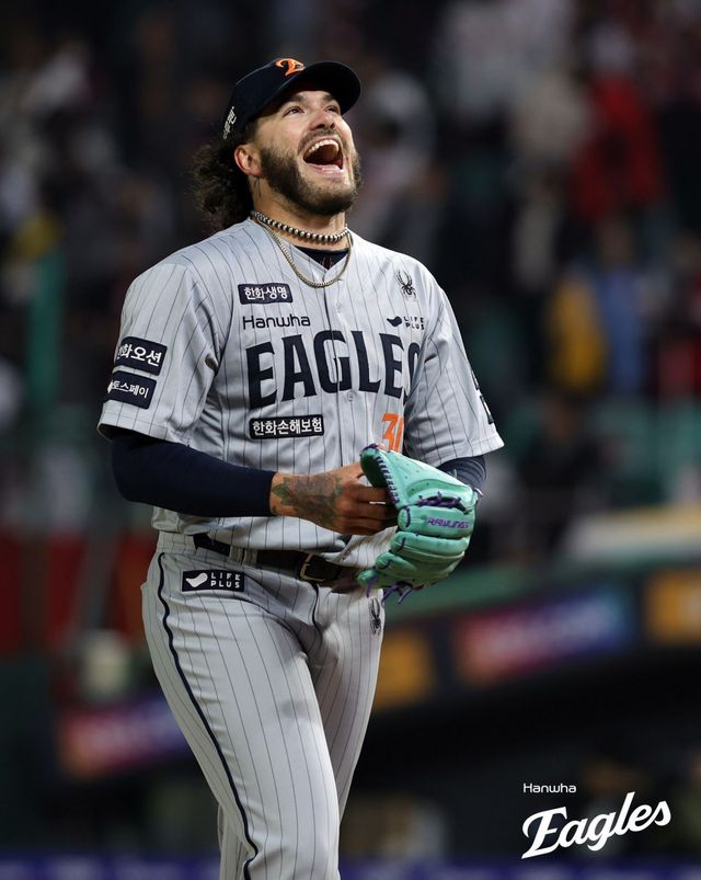 한화 외국인투수 코디 폰세가 15일 인천SSG랜더스필드에서 열린 SSG와 원정경기 도중 1회말 위기를 넘긴 뒤 안도하고 있다. 한화는 폰세의 역투에 힘입어 SSG를 2-0으로 꺾고 2연승을 달렸다. 사진제공｜한화 이글스