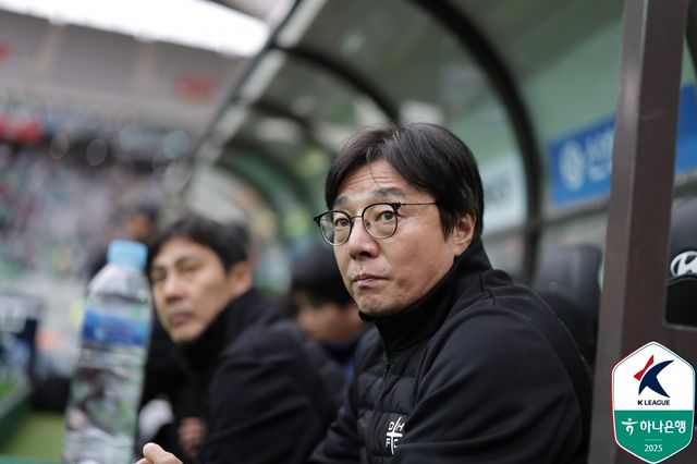 황선홍 대전하나시티즌 감독이 군입대와 해외 진출 등으로 ‘이미 예고된’ 전력 약화로 인해 고민이 이만저만이 아니다. 여름이적시장을 영리하게 보내야 하나 현실은 녹록하지 않다. 황 감독이 12일 서울월드컵경기장에서 열린 서울과 K리그1 원정경기를 지켜보고 있다. 사진제공｜한국프로축구연맹