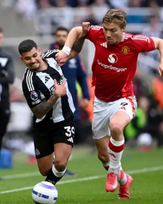 맨체스터 유나이티드 공격수 라스무스 호일룬(오른쪽)이 14일(한국시간) 뉴캐슬과 원정경기에서 브루노 기마랑이스와 공을 다투고 있다. 사진출처｜맨체스터 유나이티드 홈페이지