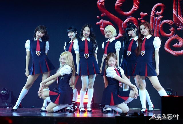 젠지 대세’ 유니스가 맛으로 표현한 ‘케이 젠지’(K-Gen Z)의 매력. 풋풋한 10대에게도 ‘내재’된 대한민국의 ‘매운 맛’이란 걸까.평균 연령 17세, 어느덧 데뷔 1주년을 맞은 그룹 유니스(UNIS)가 2번째 미니 앨범 ‘스위시’(SWICY)로 15일 컴백했다. 김종원 기자 won@donga.com