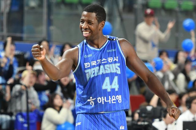 가스공사 1옵션 외국인선수 앤드류 니콜슨이 16일 대구체육관에서 열릴 6강 PO 3차전에서 복귀할지 주목된다. 그는 허리부상으로 6강 PO 1·2차전 모두 출전하지 못했다. 사진제공｜KBL