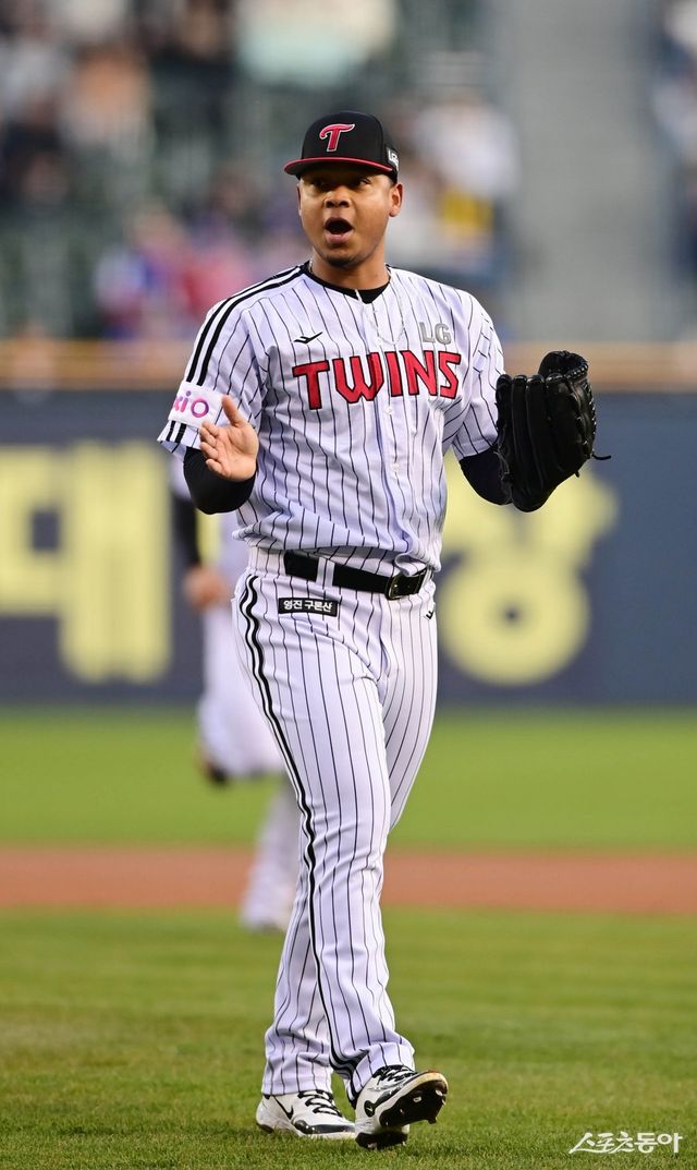 LG 에르난데스가 15일 잠실 삼성전에서 6이닝 1사구 9탈삼진 무실점의 노히트 피칭을 기록하고 허벅지 뭉침 증세로 교체됐다. 지난 2경기의 부진을 잊기에는 충분한 투구였다. 잠실｜주현희 기자 teth1147@donga.com