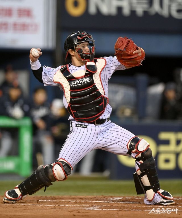 KBO에서 나온 역대 4차례 ‘팀 노히트노런’ 중 포수 한 명이 기록을 완성한 사례는 박동원이 최초다. 그는 투수들에게 공을 돌리며 부활을 알린 에르난데스의 기를 살려주는 품격을 보여줬다. 스포츠동아 DB