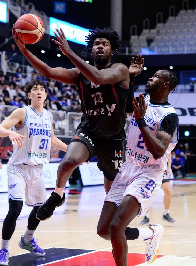 KT 레이션 해먼즈(가운데)는 팀의 1옵션 외국인선수다. 그러나 가스공사와 6강 PO 2경기에서 총 9점을 올리는 데 그쳤고, 야투 적중률도 10%에 불과했다. 최상의 경기력을 보여주기 위해 동료들도 그를 살리는 데 총력을 기울이고 있다. 스포츠동아 DB