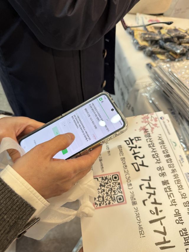 지난 13일 진행된 ‘봄처럼 건전하게’&nbsp;불법도박 예방캠페인의 스포츠토토부스에서 한 시민이 행사에 참여하고 있다.