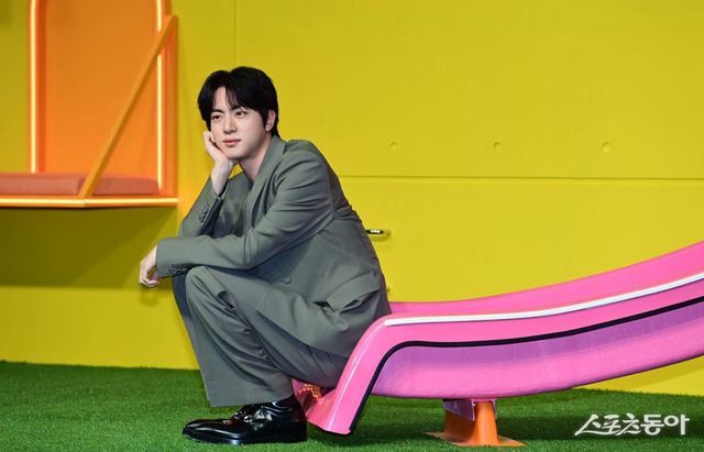 BTS 진이 15일 서울 종로구 JW메리어트동대문스퀘어에서 열린 넷플릭스 리얼리티 프로그램 ‘대환장 기안장’ Part2 ‘절찬리 영업중‘ 기자간담회에서 포즈를 취하고 있다. 주현희 기자 teth1147@donga.com