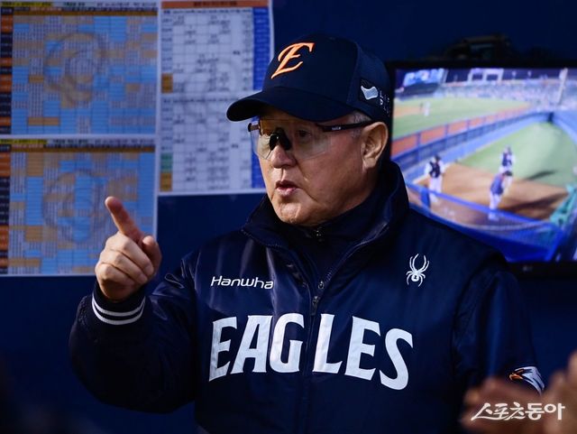 김경문 한화 감독은 올 시즌 투수들을 안정적으로 이끌고 있는 베테랑 포수 최재훈, 이재원을 팀의 장점 중 하나라고 치켜세웠다. 쌓아온 커리어만큼이나 관록이 생겼다는 의미다. 스포츠동아DB