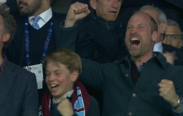 윌리엄 영국 왕세자(오른쪽)와 조지 왕세손(왼쪽)이 10일(한국시간) PSG와 애스턴 빌라의 UCL 8강 1차전에서 응원하고 있다. 사진출처｜중계화면 캡처