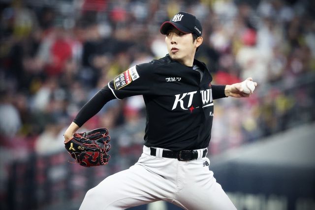 KT 오원석이 16일 광주-기아챔피언스필드에서 열린 2025 KBO리그 KIA전에서 힘차게 공을 던지고 있다. 오원석은 이날 6회까지 노히트 행진을 벌이며 선발투수로서 제 몫을 다 했다. 6이닝 무실점 호투로 팀의 3-0 승리를 이끌었다. 사진제공｜KT 위즈