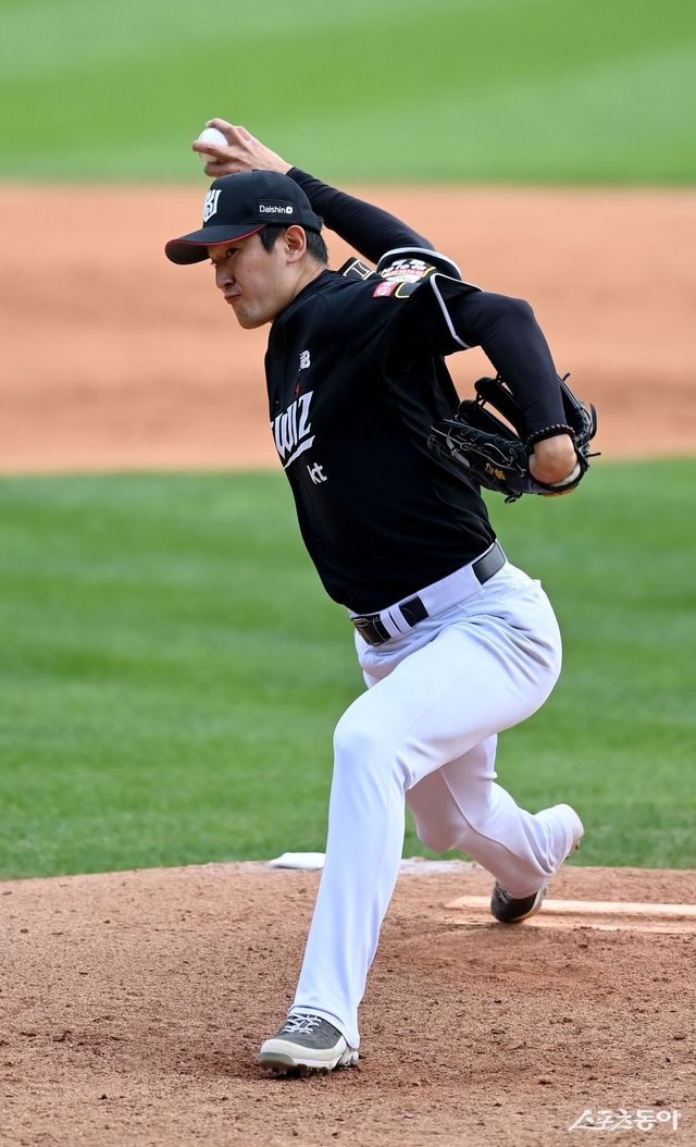 KT 고영표는 지난 15일 광주-기아챔피언스필드에서 열린 KIA전에 선발투수로 등판해 6이닝 3안타 2볼넷 1사구 11탈삼진 무실점을 기록했다. 이날 고영표의 체인지업에 큰 고생을 한 KIA 최원준은 “오타니가 와도 못 친다”며 극찬을 아끼지 않았다. 스포츠동아DB