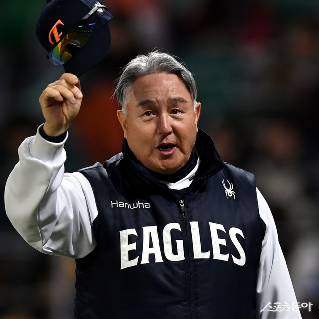 16일 인천 SSG 랜더스필드에서 ‘2025 신한 SOL 뱅크 KBO리그’ SSG 랜더스와 한화 이글스의 경기가 열렸다. 한화가 SSG를 상대로 10-4로 승리한 후 김경문 감독이 팬들에게 인사하고 있다. 인천 ｜ 김민성 기자 marineboy@donga.com