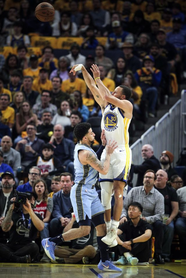 골든스테이트 스테판 커리(오른쪽)가 16일(한국시간) 체이스센터에서 열린 멤피스와 플레이 인 토너먼트에서 스코티 피펜 주니어를 앞에 두고 3점슛을 터트리고 있다. 커리는 37점을 넣어 골든스테이트의 PO 진출을 책임졌다. 샌프란시스코(미 캘리포니아주)｜AP뉴시스