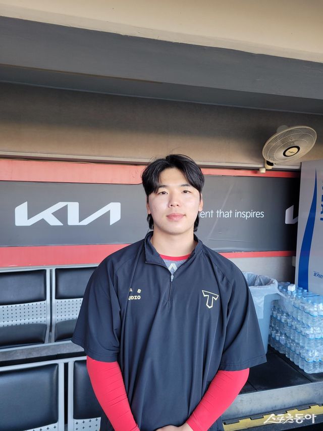 KIA 황동하는 올 시즌 팀 불펜에서 궂은일을 도맡고 있다. 많은 경기에 나가 여러 걱정의 시선도 받고 있지만, 그는 “지금 상황에 맞춰 몸을 만들어 문제는 전혀 없다”고 말했다. 15일 광주-기아챔피언스필드에서 인터뷰를 마친 뒤 사진촬영을 하고 있는 황동하. 광주｜장은상 기자 award@donga.com