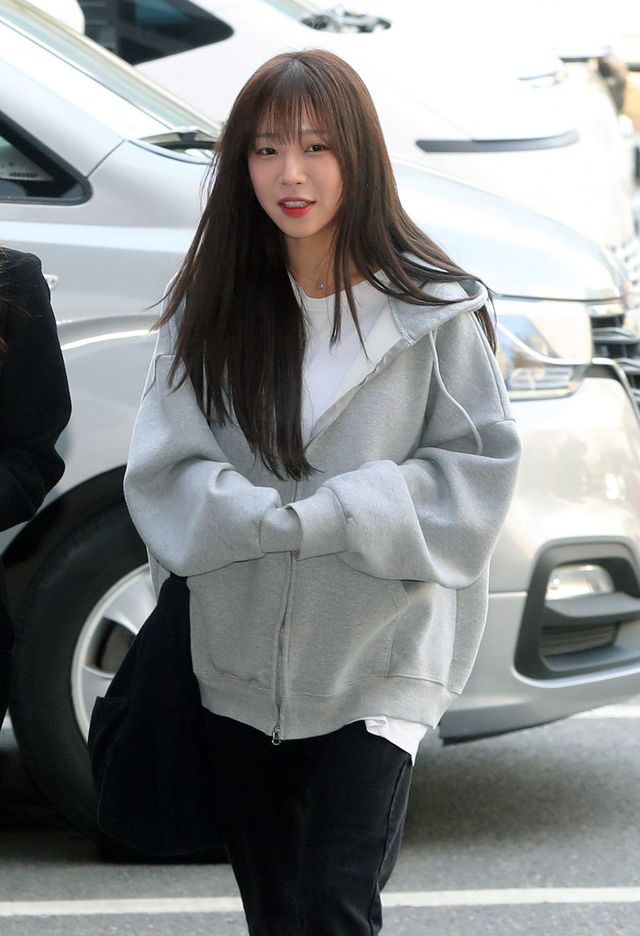 유튜버 쯔양(본명 박정원)이 16일 오전 김세의 가로세로연구소(가세연) 대표 고소 관련 고소인 조사를 받기 위해 서울 강남구 강남경찰서로 출석하고 있다. 뉴시스