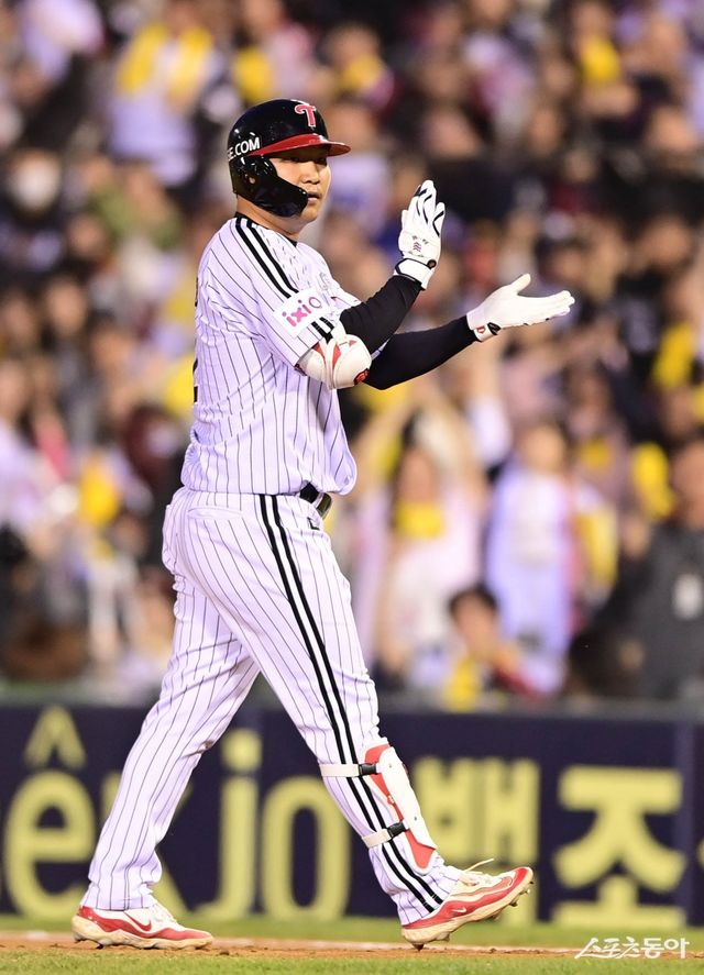 LG 문보경은 올 시즌 리그 최고의 4번타자로 꼽히기에 손색없다. 주자의 유무, 투수의 유형과 관계없이 4번타자의 본능인 해결능력을 보여주고 있어서다. 엄청난 초반 페이스에도 그는 “벌써 판단하기는 이르다”고 겸손함을 보였다. 잠실｜주현희 기자 teth1147@donga.com