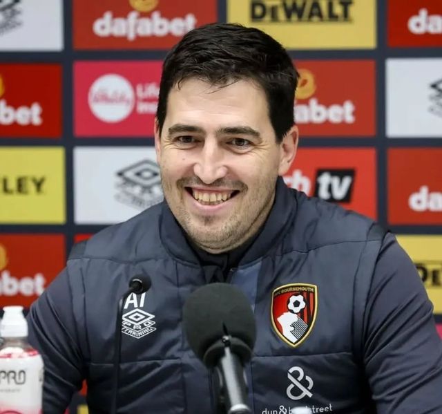 안도니 이라올라 본머스 감독(사진)의 잔류 가능성이 커졌다. 최근 엔제 포스테코글루 감독의 입지가 불안한 토트넘은 물론, 카를로 안첼로티 감독과 결별이 유력한 레알 마드리드 등이 그를 노린다는 추측이 일었다. 그러나 본머스의 적극적 구애로 재계약 확률이 높아졌다. 사진출처｜안도니 이라올라 공식 SNS