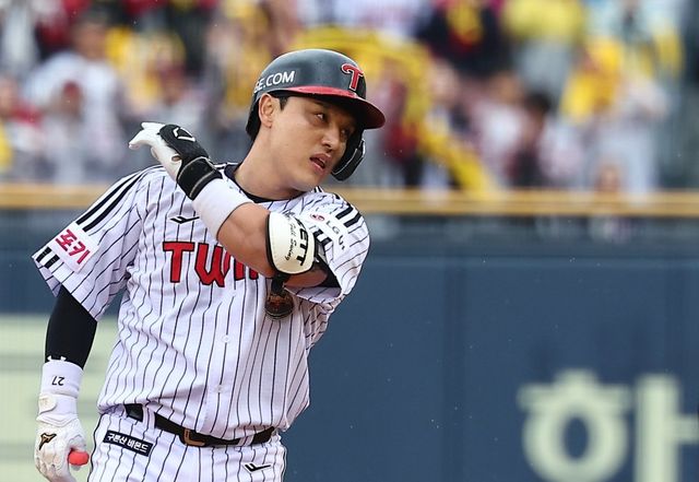 LG 박동원이 16일 잠실 삼성전에서 멀티 홈런을 터트렸다. 전날(15일) ‘팀 노히트노런’을 이끈 데 이어 이날은 화력쇼로 팬들에게 강렬한 인상을 남겼다. 뉴시스