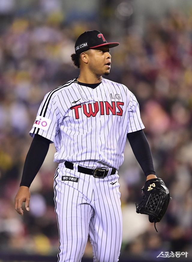 LG 에르난데스가 16일 우측 대퇴부 대내전근 손상 소견을 받아 6주간 이탈하게 됐다. 15일 잠실 삼성전에서 김진성, 박명근, 장현식과 함께 KBO 역대 4번째 ‘팀 노히트노런’ 달성 직후 부상이라 더 아쉬움이 크다. 스포츠동아 DB