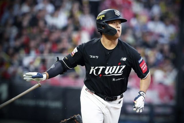 KT 강백호가 16일 광주 KIA전 2회초 무사 주자 없는 상황에서 우월 솔로홈런을 때려내고 있다. 강백호의 시즌 3호 홈런을 발판 삼은 KT는 3-0으로 KIA를 제압했다. 사진제공｜KT 위즈