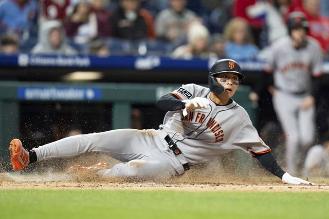 이정후가 16일(한국시간) 미국 펜실베이니아주 필라델피아 시티즌스 뱅크 파크에서 열린 2025 메이저리그(MLB) 필라델피아전에서 6회초 득점에 성공하는 모습. 이정후는 이날 공수에서 맹활약을 펼치며 4타수 2안타 1타점 1득점을 기록했다. 필라델피아(미 펜실베이니아 주) ｜ AP뉴시스