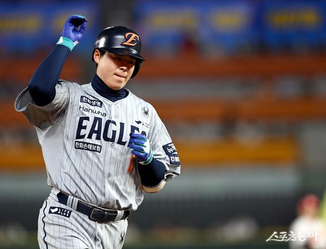 16일 인천 SSG 랜더스필드에서 ‘2025 신한 SOL 뱅크 KBO리그’ SSG 랜더스와 한화 이글스의 경기가 열렸다. 8회초 2사 2, 3루에서 한화 노시환이 3점 홈런을 쏘아 올린 후 그라운드를 돌며 환호하고 있다. 인천 ｜ 김민성 기자 marineboy@donga.com