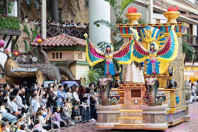 롯데월드 어드벤처의 대표 프로그램 중 하나인 ‘로티스 어드벤처 퍼레이드’의 파라오의 분노. 26일부터 음악과 안무, 의상을 새롭게 바꾼 리뉴얼 퍼레이드 ‘Let’s Play! 로티스 어드벤처 퍼레이드’를 선보인다 사진제공｜롯데월드 어드벤처