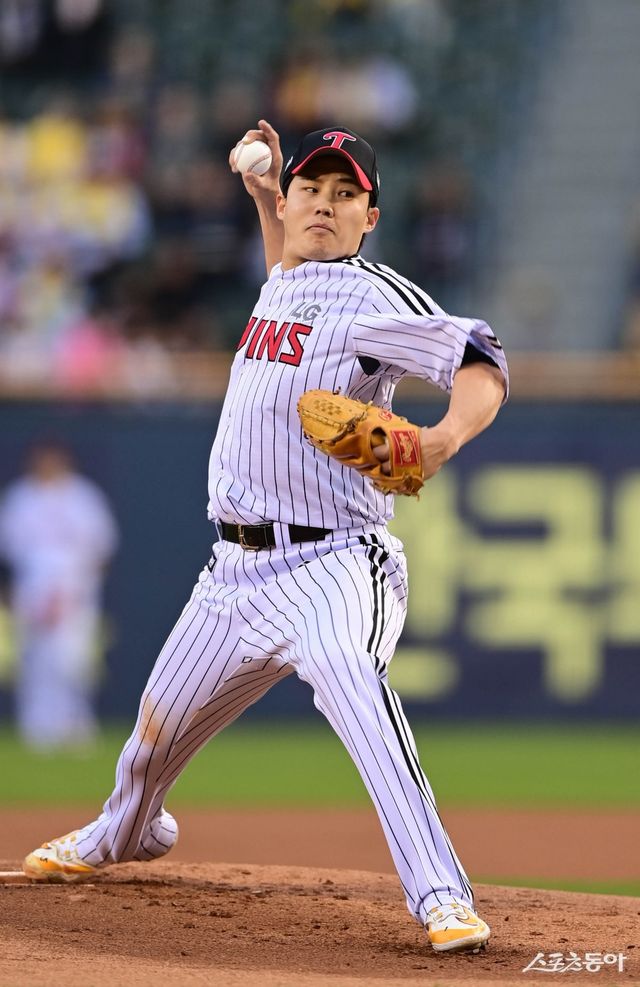 LG 임찬규는 올 시즌 초 팀의 국내 에이스를 넘어 진짜 에이스다운 활약을 펼치고 있다. 16일 잠실 삼성전에서도 6이닝 2실점의 호투로 4승째를 따내고 팀의 2연승을 이끌었다. 잠실｜주현희 기자 teth1147@donga.com